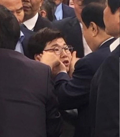 자유한국당이 문희상 국회의장실을 항의 방문한 것을 찍은 영상 중 문 의장이 임이자 한국당 의원의 볼을 만지는 장면/연합뉴스