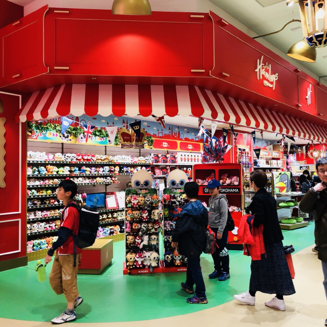 일본 햄리스(Hamleys) 요코하마점에서 방문객들이 상점 앞에 비치된 오로라월드의 ‘유후와 친구들’ 인형을 보고 이야기를 나누고 있다./사진제공=오로라월드