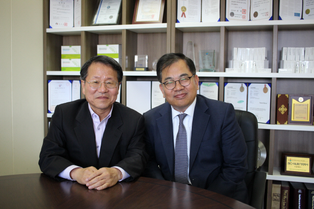 김윤원(왼쪽) 이뮨메디 창업자 겸 대표와 안병옥 각자대표