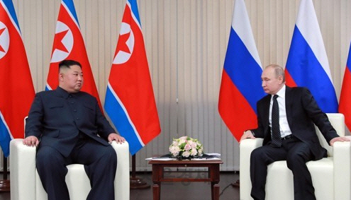 김정은 북한 국무위원장(왼쪽)과 블라디미르 푸틴 러시아 대통령이 지난 25일 오후 러시아 블라디보스토크 루스키섬 극동연방대학에서 정상회담을 하기 위해 만났다고 조선중앙통신이 26일 보도했다/연합뉴스