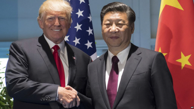 지난 2017년 7월 8일 독일 함부크르에서 열린 주요 20개국(G20) 정상회의에서 참석한 도널드 트럼프 미국 대통령(왼쪽)과 시진핑 중국 국가주석이 악수하고 있다./AP=연합뉴스