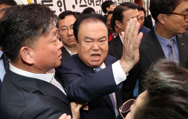 자유한국당 의원들과 설전 벌이는 문 의장 / 연합뉴스