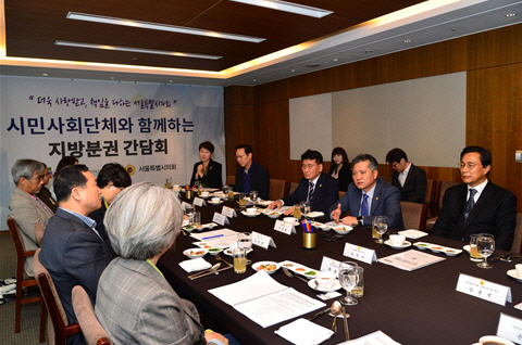 신원철(오른쪽 세번째) 서울시의회 의장이 26일 시민단체 대표들과 서울시의회의 자정 방안에 대해 의견을 나누고 있다.          /사진제공=서울시의회