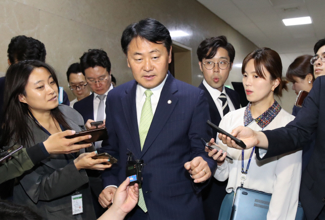 김관영 바른미래당 원내대표가 25일 기자들의 질문을 받으며 국회 운영위원장실로 들어서고 있다. 2