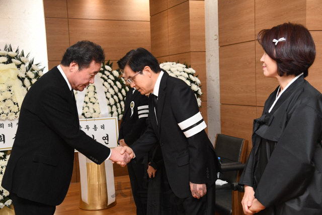 이낙연 국무총리가 26일 서울아산병원 장례식장에서 빙부상을 당한 황교안 자유한국당 대표를 위로하고 있다./사진제공=총리실