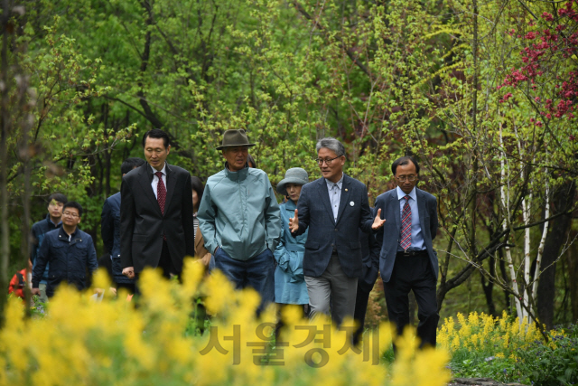 김재현(사진 앞줄 왼쪽에서 세번째) 산림청장과 수목원 관계자들이 한택식물원을 둘러보고 있다. 사진제공=산림청