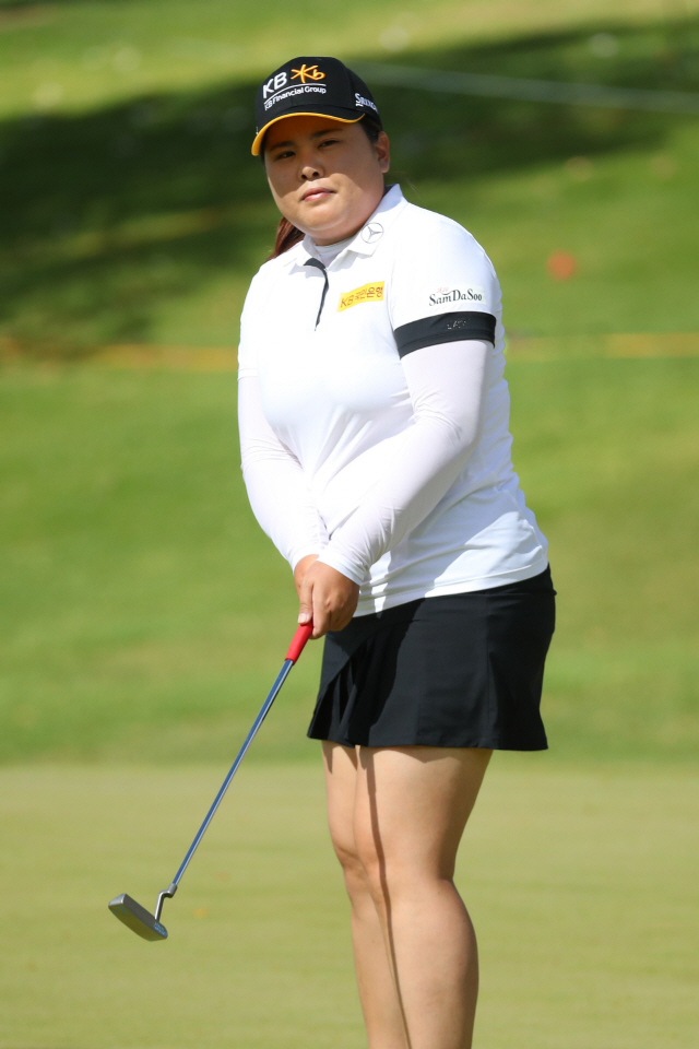 KAPOLEI, HAWAII - APRIL 18: Inbee Park of South Korea putts for birdie on the 17th green during the first round of the Lotte Championship on April 18, 2019 in Kapolei, Hawaii.   Gregory Shamus/Getty Images/AFP  == FOR NEWSPAPERS, INTERNET, TELCOS & TELEVISION USE ONLY ==      <저작권자(c) 연합뉴스, 무단 전재-재배포 금지>