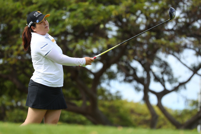 KAPOLEI, HAWAII - APRIL 18: Inbee Park of South Korea watches her tee shot on the 17th hole during the first round of the Lotte Championship on April 18, 2019 in Kapolei, Hawaii.   Gregory Shamus/Getty Images/AFP  == FOR NEWSPAPERS, INTERNET, TELCOS & TELEVISION USE ONLY ==      <저작권자(c) 연합뉴스, 무단 전재-재배포 금지>