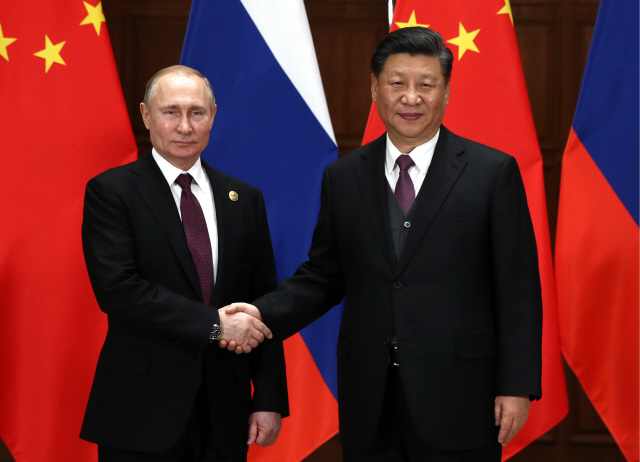 시진핑(오른쪽) 중국 국가주석이 26일 베이징에서 열린 제2회 일대일로 국제협력 정상포럼에 참석한 블라디미르 푸틴 러시아 대통령과 악수하고 있다.  /베이징=타스연합뉴스