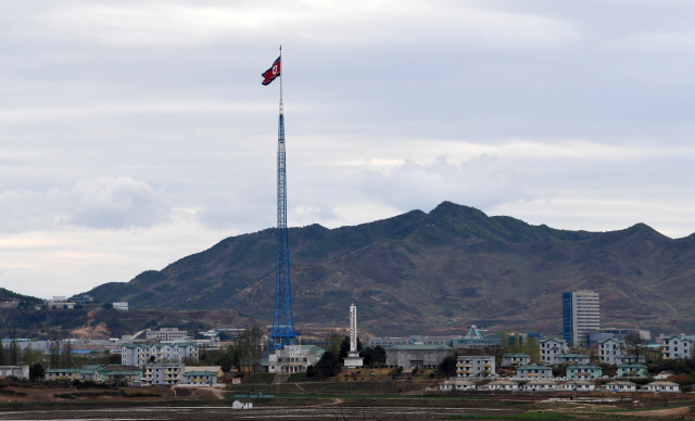 26일 경기도 파주 판문점에서 '4.27 판문점선언 1주년 기념식' 리허설이 열렸다. 자유의집에서 바라본 북한 기정동 마을에 인공기가 휘날리고 있다./성형주기자 2019.04.26