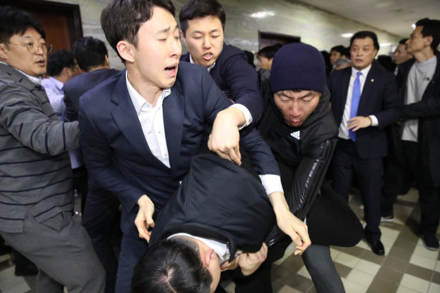 여야4당 관계자들이 26일 새벽 자유한국당 당직자들이 점거한 국회 의안과 진입을 시도하면서 몸싸움을 벌이고 있다./연합뉴스