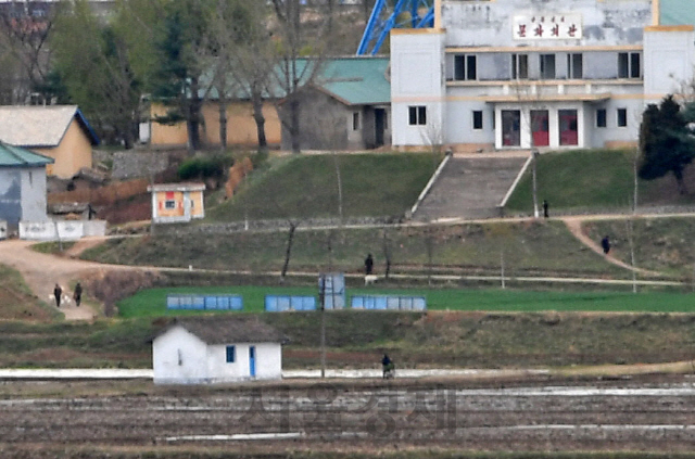 판문점선언 1주년 앞두고 바라본 북한 기정동 마을의 모습