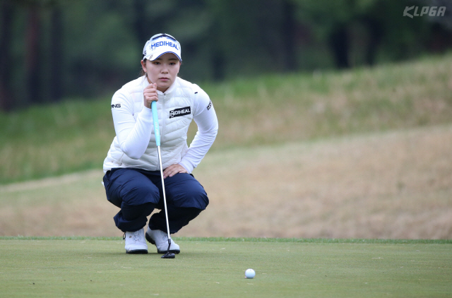 이다연이 26일 KLPGA 챔피언십 2라운드에서 신중하게 퍼트 라인을 읽고 있다. /사진제공=KLPGA