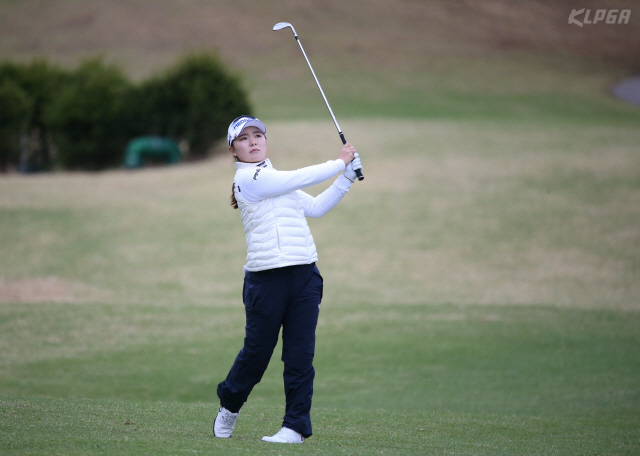 이다연이 26일 KLPGA 챔피언십 2라운드에서 어프로치 샷을 하고 있다. /사진제공=KLPGA