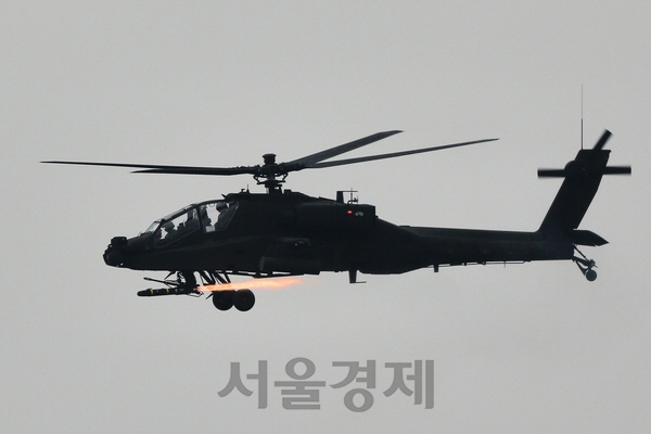 석양을 배경으로 헬파이어 공대지 미사일을 발사하는 한국 육군의 아파치 가디언. 8km 바깥의 적 전차를 파괴할 수 있는 헬파이어 미사일은 16발 적재한다.