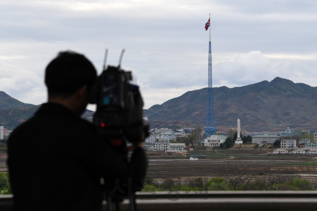 26일 경기도 파주 판문점에서 '4.27 판문점선언 1주년 기념식' 리허설이 열렸다. 자유의집에서 바라본 북한 기정동 마을에 인공기가 휘날리고 있다./성형주기자 2019.04.26