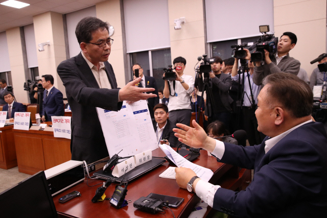 자유한국당 의원들이 26일 문체위 회의실로 사개특위 장소를 변경한 이상민 위원장에게 항의하고 있다. /연합뉴스