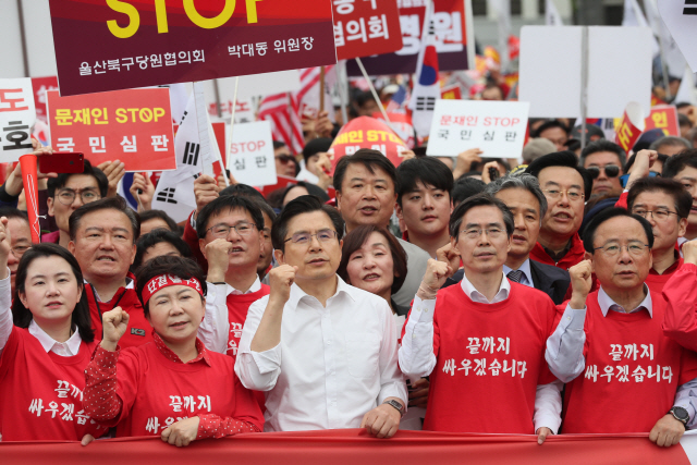 자유한국당 황교안 대표와 의원들이 27일 오후 서울 광화문광장에서 열린 ‘문재인 STOP(멈춤), 국민이 심판합니다!’에서 청운효자동주민센터를 지나 청와대로 행진하고 있다. /연합뉴스