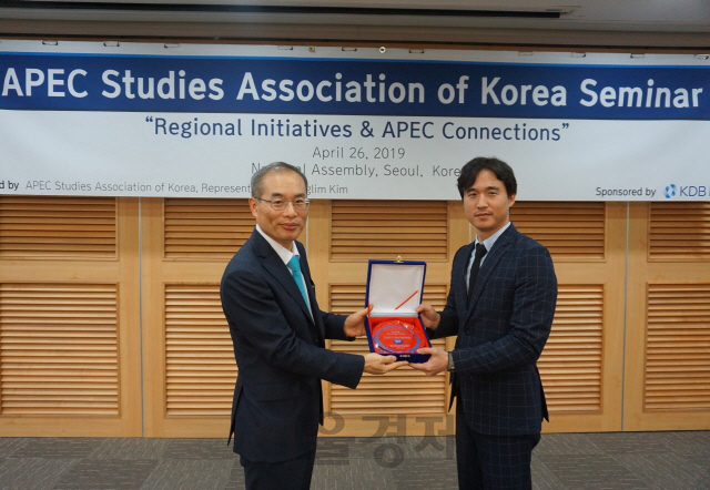 26일 여의도 국회의원회관에서 개최된 한국APEC학회 창립 20주년 기념 세미나에서 김익환(오른쪽) 한세실업 대표가 ‘글로벌 비즈니스 리더상’을 수상하고 있다./사진제공=한세예스24홀딩스
