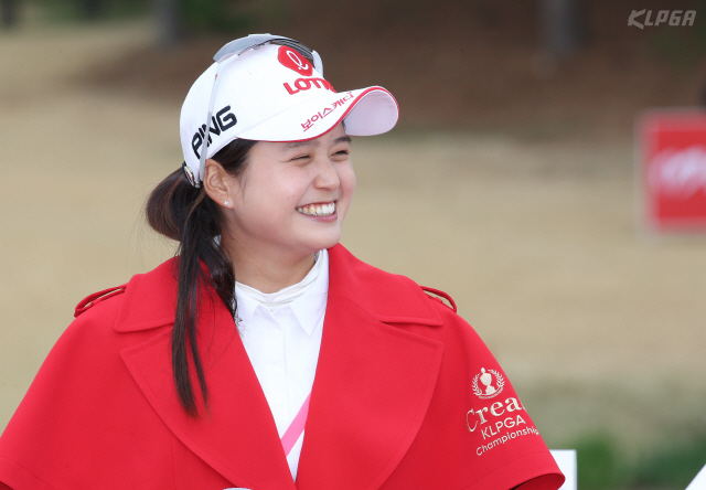 최혜진이 28일 KLPGA 챔피언십에서 우승한 뒤 시상식에서 환하게 웃고 있다. /사진제공=KLPGA