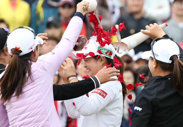 최혜진(가운데)이 28일 KLPGA 챔피언십에서 우승을 확정한 뒤 동료들에게 축하 꽃잎 세례를 받고 있다. /사진제공=KLPGA