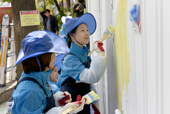 지난 27일 서울 은평구 불광초등학교에서 ‘삼성생명 청소년 미술대회’ 역대 수상자 24명이 ‘사랑나눔 벽화 그리기’ 봉사활동을 펼치고 있다. 삼성생명 청소년 미술대회는 올해로 39회를 맞았다./사진제공=삼성생명