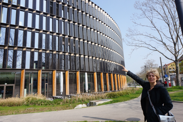 아스트리드 마이어 프라이부르크 미래연구소장이 신(新)시청사를 소개하고 있다. 이 건물은 태양광 패널이 덮여 있어 내부서 사용하는 에너지를 자체 생산한다. /프라이부르크=강광우기자