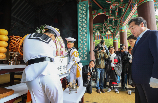 이낙연(오른쪽) 국무총리가 28일 충남 아산시 현충사에서 열린 충무공 이순신 장군 탄신 제474주년 기념 다례행사에서 문재인 대통령 명의의 화환을 헌화하고 있다.   /연합뉴스