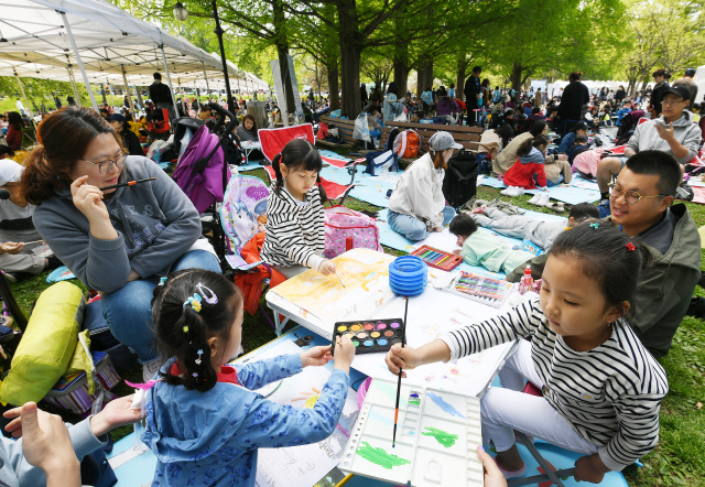 서울 송파구 올림픽공원 잔디밭에서 28일 개최된 ‘제40회 롯데 어린이 미술대회’에 참가한 어린이들이 ‘미세먼지 없는 아름다운 세상’을 주제로 그림을 그리며 가족들과 즐거운 시간을 보내고 있다. /오승현기자