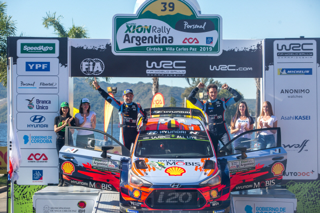 아르헨티나에서 열린 ‘2019 WRC’ 5차 대회에서 우승을 차지한 티에리 누빌(오른쪽) 선수가 기념촬영을 하고 있다. /사진제공=현대차