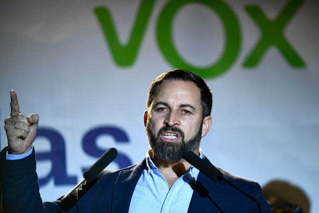 스페인 극우 정당 ‘복스’(VOX)의 산티아고 아바스칼 대표가 28일(현지시간) 마드리드에서 연설하고 있다. /마드리드=AFP연합뉴스
