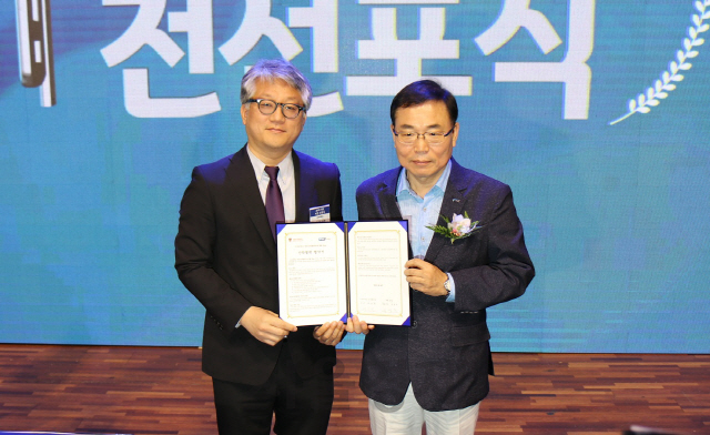백승필(왼쪽) 고려대학교 세종산학협력단장과 김영석 TSK코퍼레이션 대표이사가 업무협약을 위한 MOU를 체결하고 있다./사진=고려대