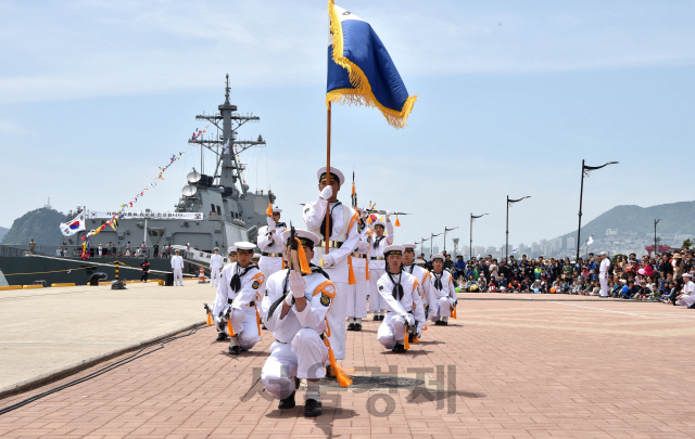 해군은 다음달 5일 어린이날을 맞아 부대 개발, 함정 공개 등 각종 행사를 펼친다. 사진은 지난해 어린이날의 해군 의장대 시범./해군 제공