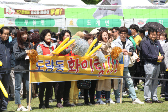 구미시 낙동강체육공원에서 27일 개최한 LG기 주부배구대회에서 도량동 선수단이 입장하고 있다.