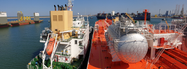 삼성중공업이 건조한 액화천연가스(LNG) 연료추진 원유운반선(오른쪽)이 네덜란드 로테르담항에서 LNG 벙커링 선박(왼쪽)으로부터 LNG를 공급 받고 있다./사진제공=삼성중공업