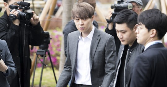 ‘마약 투약 혐의’를 받은 가수 박유천이 지난 26일 오후 구속 전 피의자 심문(영장실질심사)를 위해 수원지방법원에 출석하고 있다.