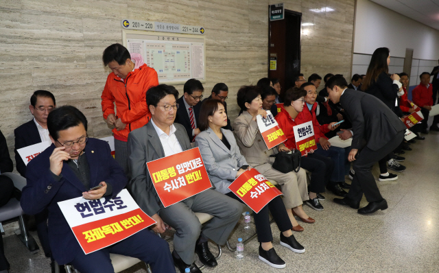 29일 오전 자유한국당 의원들이 사법개혁특위가 열릴 것으로 예상되는 국회 본청 특위 회의실 앞에서 공수처 법안 패스트트랙 지정 저지 농성을 계속하고 있다. /연합뉴스