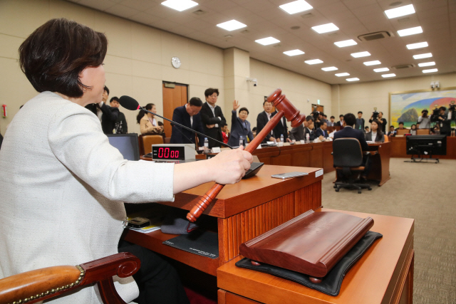 29일 밤 국회 정무위 회의실에서 열린 정치개혁특위에서 심상정 위원장이 개의를 알리는 의사봉을 두드리고 있다./연합뉴스