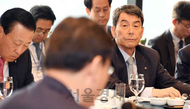 이동걸(오른쪽) 산업은행장이 30일 오전 서울 중구 은행연합회에서 열린 '혁신금융 민간합동 TF 회의'에 참석해 최종구 금융위원장의 모두발언을 경청하고 있다./오승현기자 2019.4.30