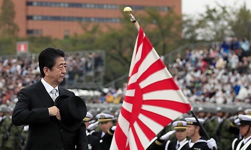 작년 10월 사이타마 현의 육상자위대 아사카 훈련장에서 열린 자위대 사열식에 참석하는 아베 총리의 모습이다./연합뉴스