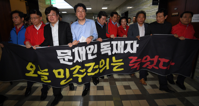 29일 밤 자유한국당 의원들이 선거법 개정과 고위공직자범죄수사처(공수처) 신설 법안 등에 대한 패스트트랙(신속처리안건) 지정을 반대하며 구호를 외치고 있다./연합뉴스