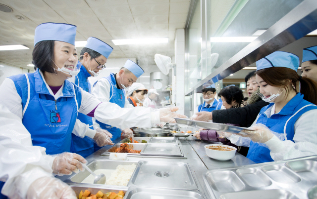 현대오일뱅크 임직원들이 배식 봉사활동을 하고 있다. /사진제공=현대오일뱅크