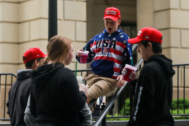 미국 청소년들이 이달 18일(현지시간) 워싱턴DC 거리에서 ‘미국을 다시 위대하게 만들자’ 문구가 적힌 빨간 모자를 쓰고 있다. /워싱턴DC=로이터연합뉴스