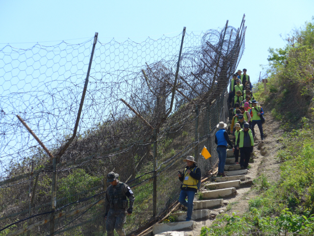 강원도 고성의 DMZ ‘평화의 길’을 찾은 방문객들이 해안 철책길을 따라 걷고 있다.