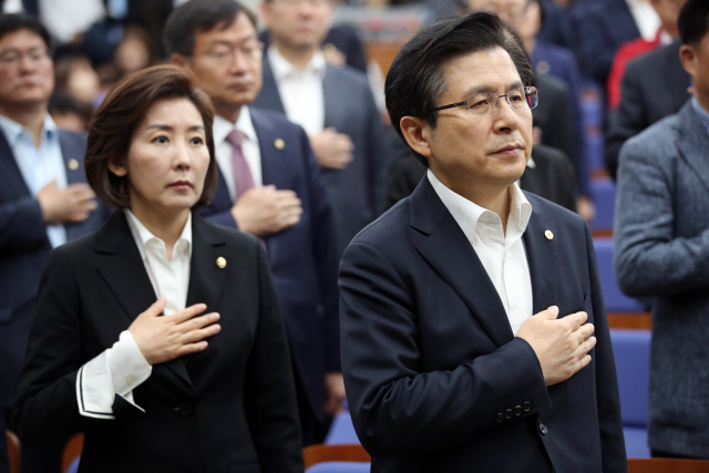 자유한국당 황교안 대표(오른쪽)와 나경원 원내대표가 29일 오전 여의도 국회에서 열린 비상의원총회에서 국민의례를 하고 있다. /연합뉴스