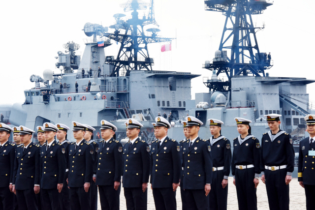중국 해군 장병들이 29일(현지시간) 합동군사훈련을 위해 산둥성 칭다오의 다강항에 도착한 러시아 해군을 환영하기 위해 부두에 도열해 있다. /베이징=신화연합뉴스