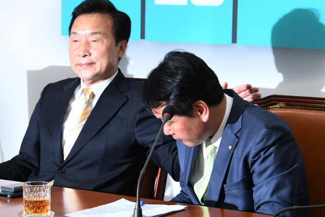 손학규(왼쪽) 바른미래당 대표가 30일 오전 국회에서 열린 기자회견에서 김관영 원내대표를 격려하고 있다. /이호재기자