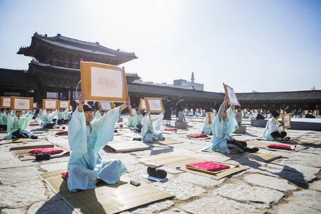 궁중문화축전에서 어린이날 행사로 마련한 ‘아기씨들 납시오’에서는 과거시험을 체험할 수 있다. /사진제공=한국문화재재단