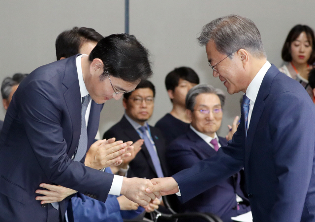 문재인 대통령과 이재용 삼성전자 부회장이 30일 오후 시스템 반도체 비전 선포식이 열린 삼성전자 화성캠퍼스 부품연구동(DSR)에서 악수하며 인사하고 있다./연합뉴스