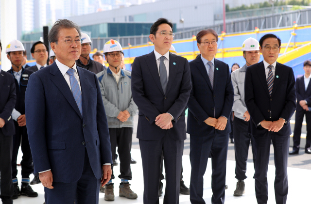 문재인 대통령이 30일 오후 삼성전자 화성캠퍼스 EUV(극자외선)동 건설현장을 찾아 ‘더월(The Wall)’ 패널을 보면서 건설 경과및 향후 계획등을 듣고 있다. 왼쪽부터 문 대통령, 이재용 삼성전자 부회장, 윤부근 부회장, 김기남 부회장/연합뉴스